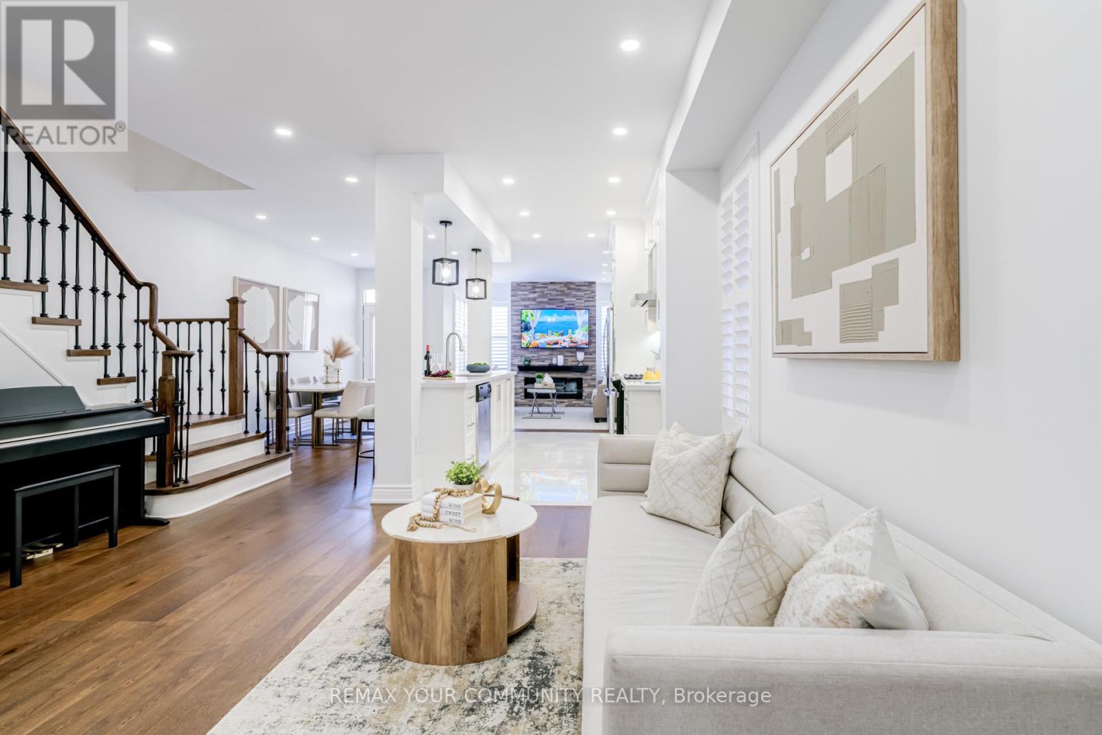 140 Laramie Crescent, Vaughan, Ontario L6A 0R1 - Photo 4 - N12860932