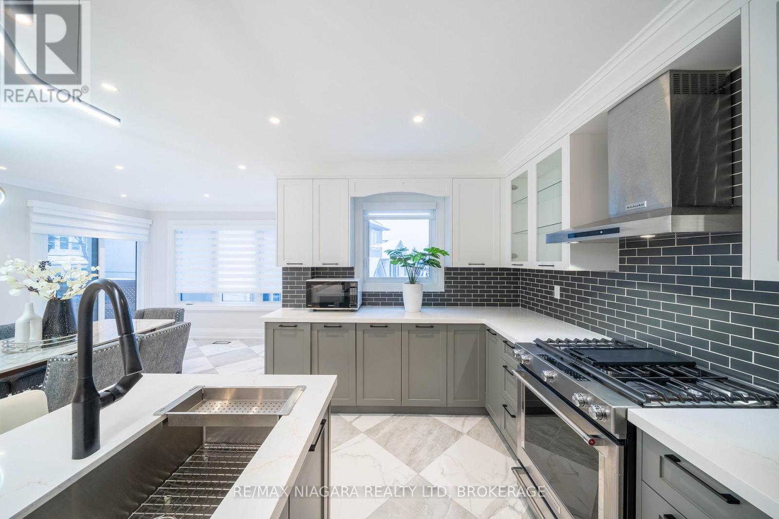 18 Mountbatten Road, Toronto, Ontario  M9P 1Z2 - Photo 10 - W12860992