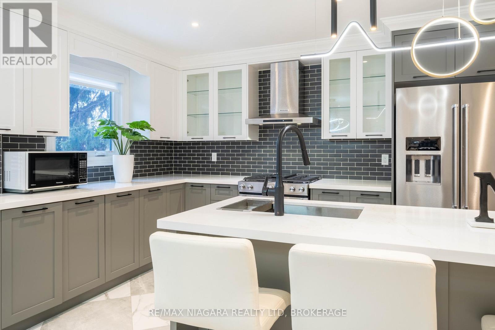 18 Mountbatten Road, Toronto, Ontario  M9P 1Z2 - Photo 12 - W12860992