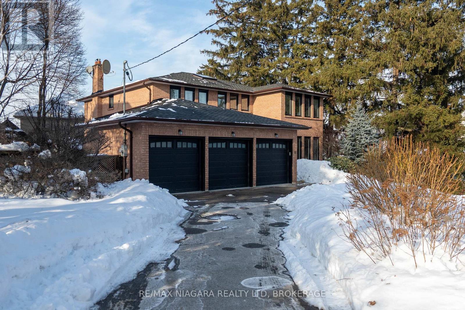 18 Mountbatten Road, Toronto, Ontario  M9P 1Z2 - Photo 2 - W12860992