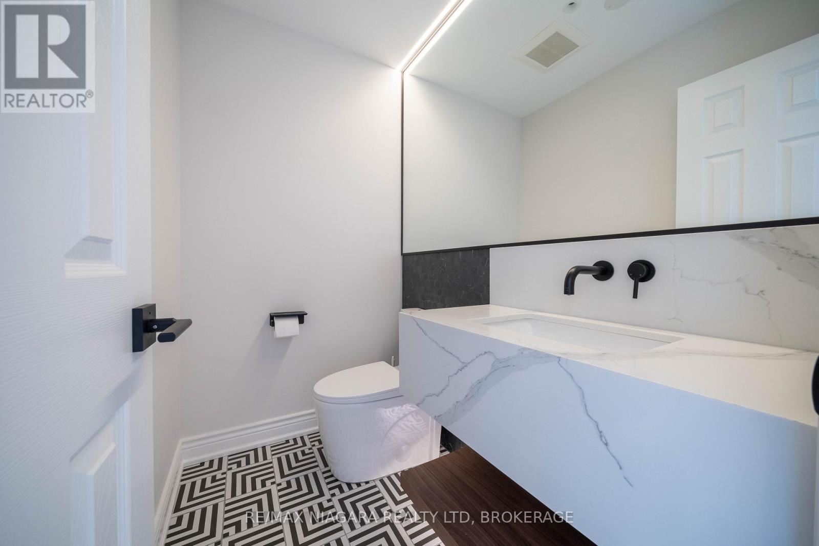 18 Mountbatten Road, Toronto, Ontario  M9P 1Z2 - Photo 24 - W12860992