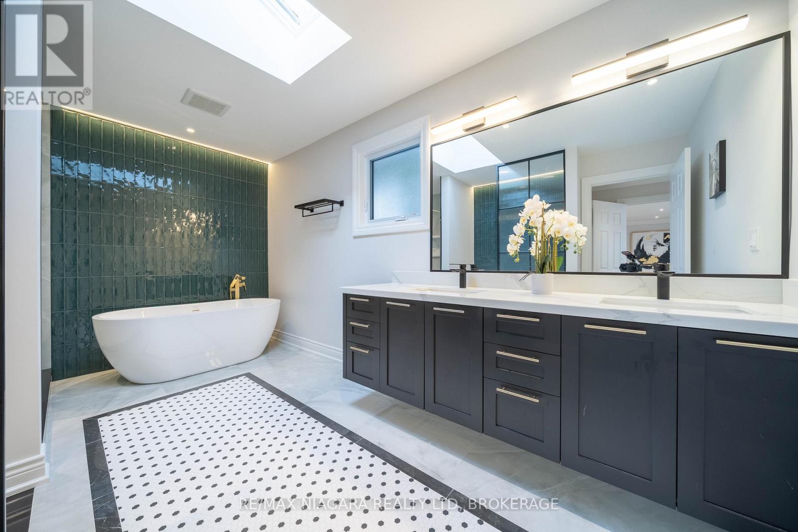 18 Mountbatten Road, Toronto, Ontario  M9P 1Z2 - Photo 37 - W12860992