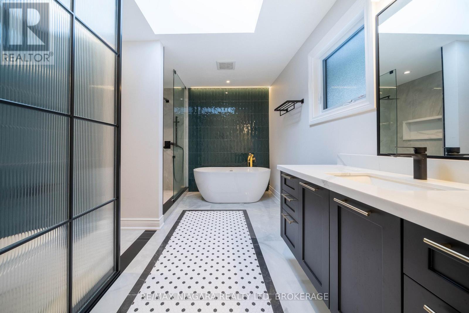 18 Mountbatten Road, Toronto, Ontario  M9P 1Z2 - Photo 38 - W12860992