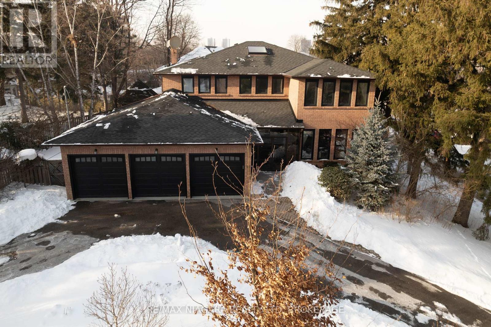 18 Mountbatten Road, Toronto, Ontario  M9P 1Z2 - Photo 4 - W12860992