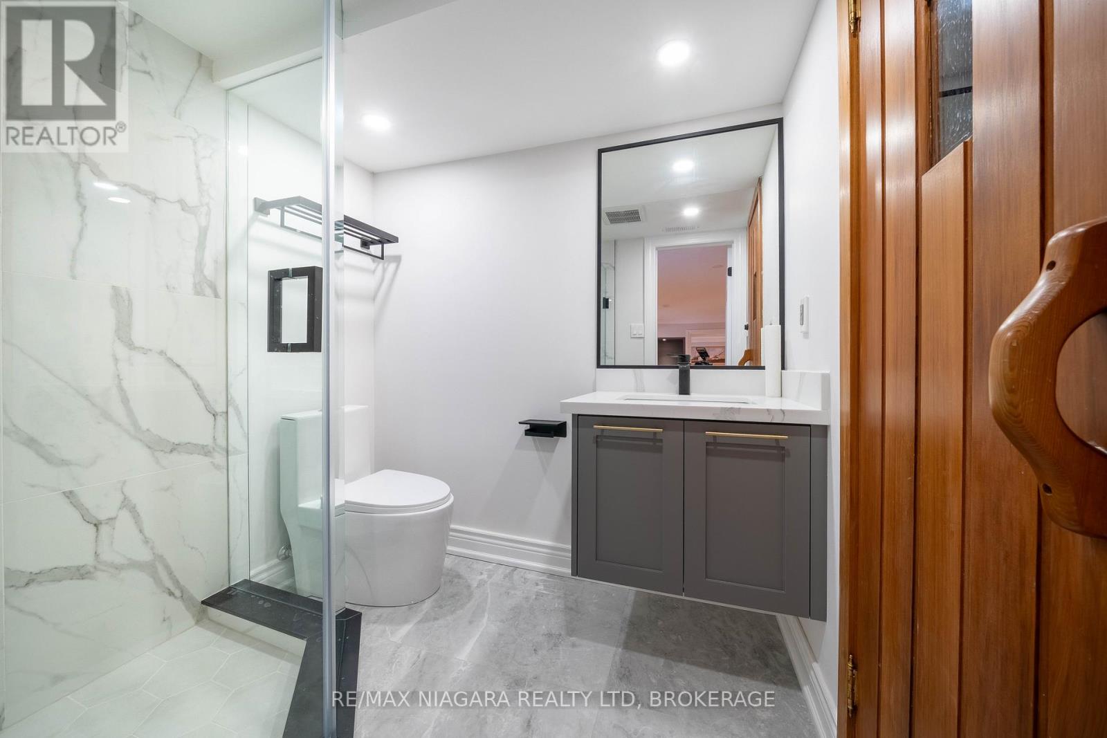 18 Mountbatten Road, Toronto, Ontario  M9P 1Z2 - Photo 46 - W12860992