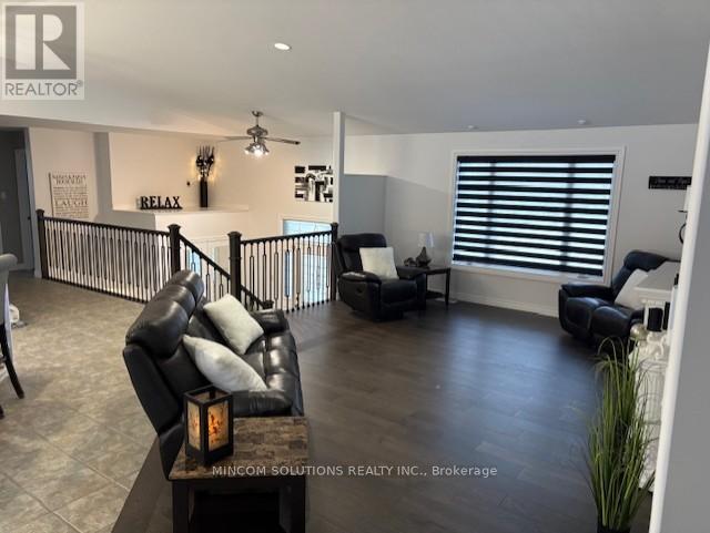 4 Downer Crescent, Wasaga Beach, Ontario  L9Z 1B9 - Photo 12 - S12860856