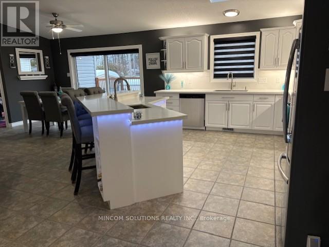 4 Downer Crescent, Wasaga Beach, Ontario  L9Z 1B9 - Photo 9 - S12860856