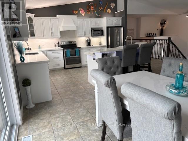 4 Downer Crescent, Wasaga Beach, Ontario  L9Z 1B9 - Photo 7 - S12860856