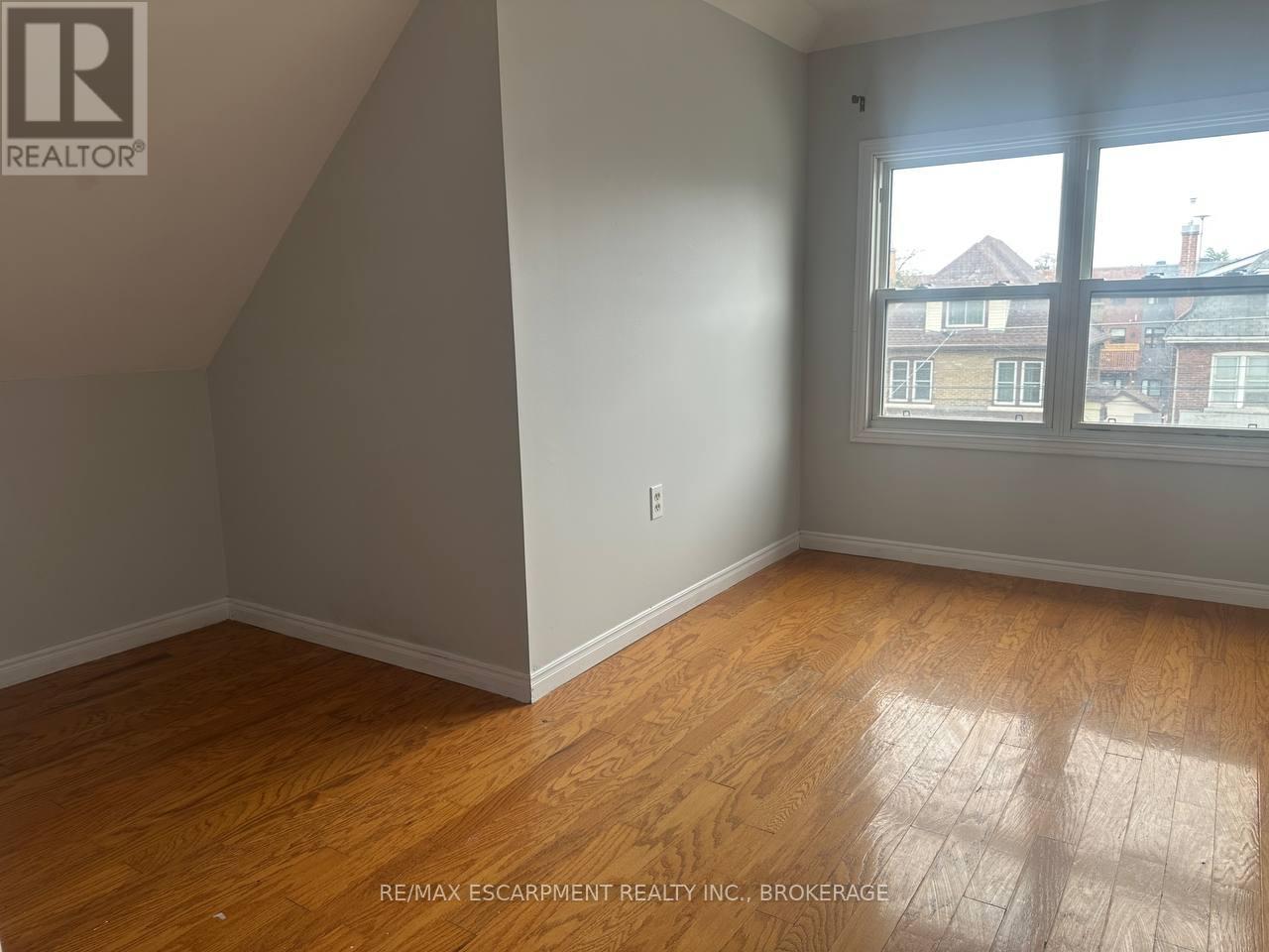 Upper - 64 Gage Avenue S, Hamilton, Ontario  L8M 3C9 - Photo 12 - X12861078