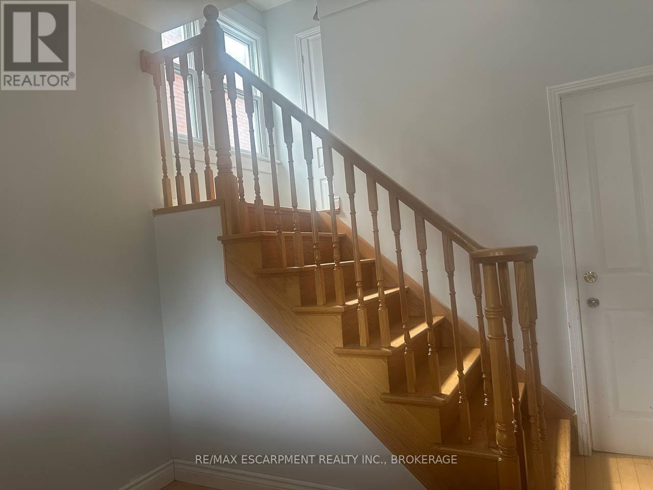 Upper - 64 Gage Avenue S, Hamilton, Ontario  L8M 3C9 - Photo 2 - X12861078