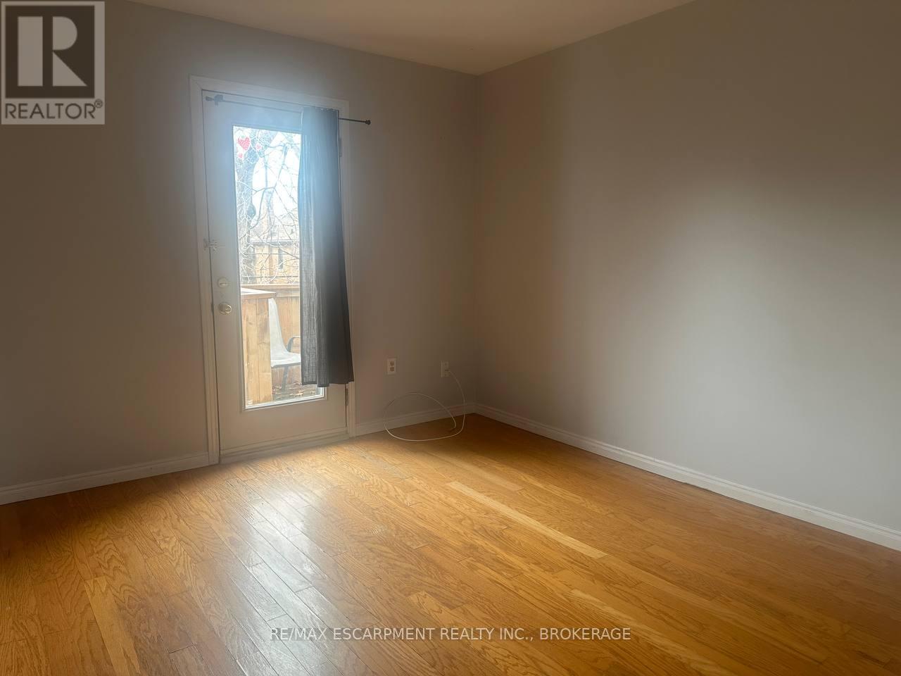 Upper - 64 Gage Avenue S, Hamilton, Ontario  L8M 3C9 - Photo 3 - X12861078