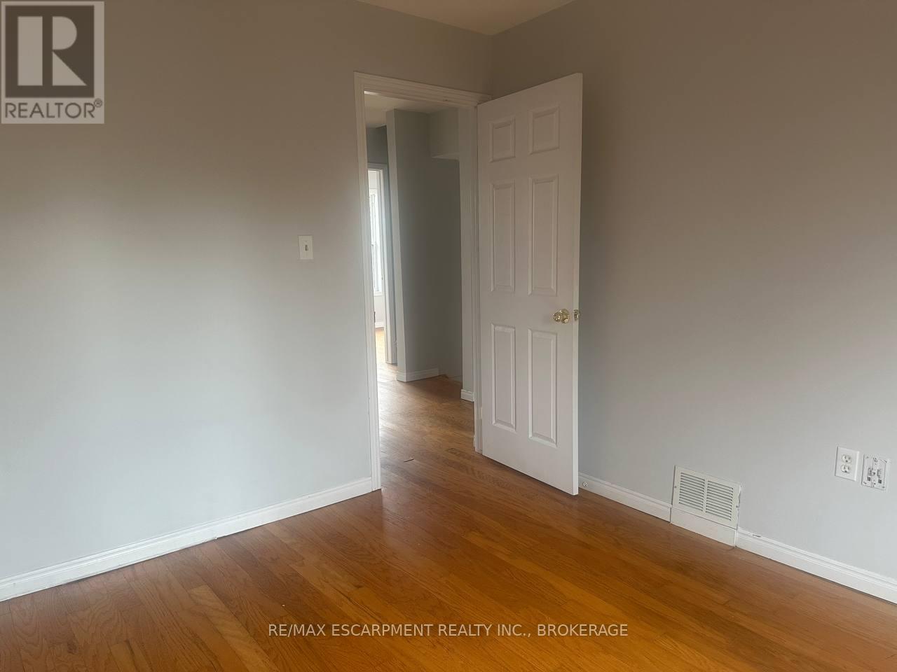 Upper - 64 Gage Avenue S, Hamilton, Ontario  L8M 3C9 - Photo 7 - X12861078