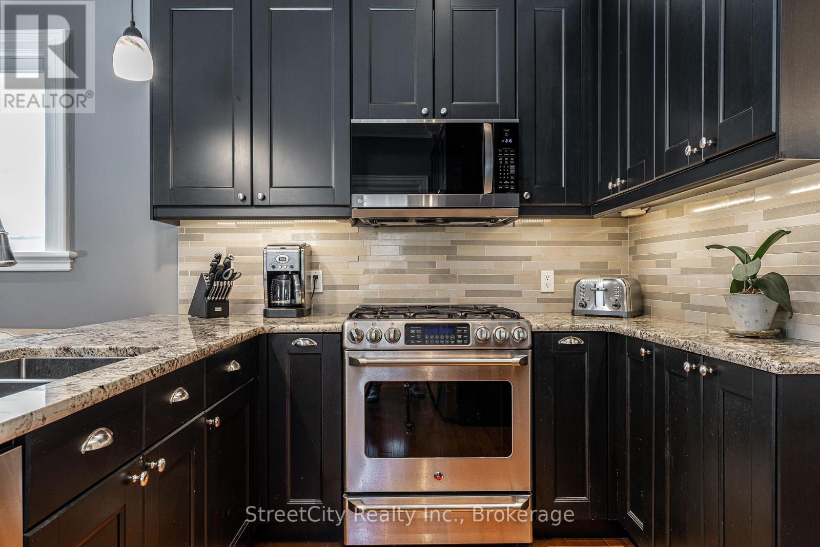 67 Douro Street, Stratford, Ontario  N5A 3R2 - Photo 14 - X12860956