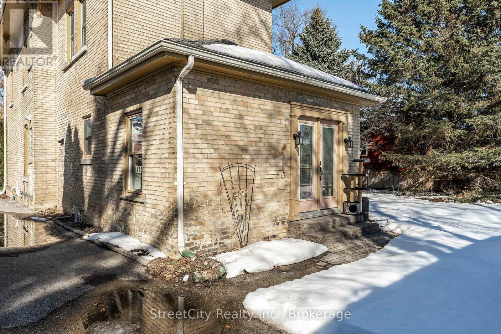67 Douro Street, Stratford, Ontario  N5A 3R2 - Photo 37 - X12860956