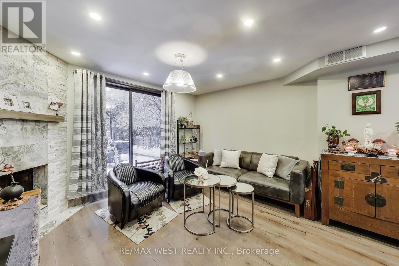 21 Dundonald Street, Toronto, Ontario  M4Y 1K3 - Photo 3 - C12861140