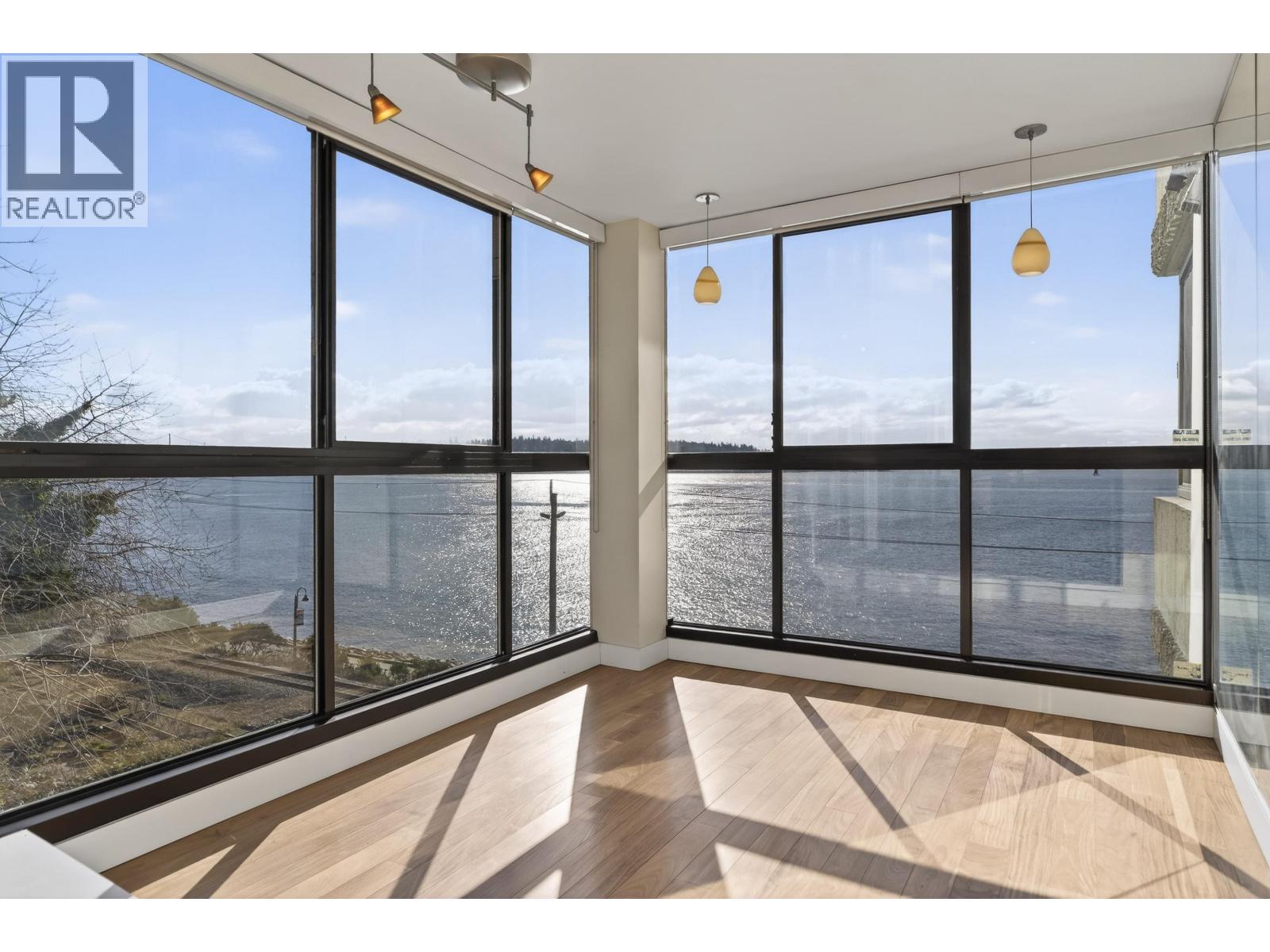 203 2090 Argyle Avenue, West Vancouver, British Columbia V7V 4R4 - Photo 4 - R3096212