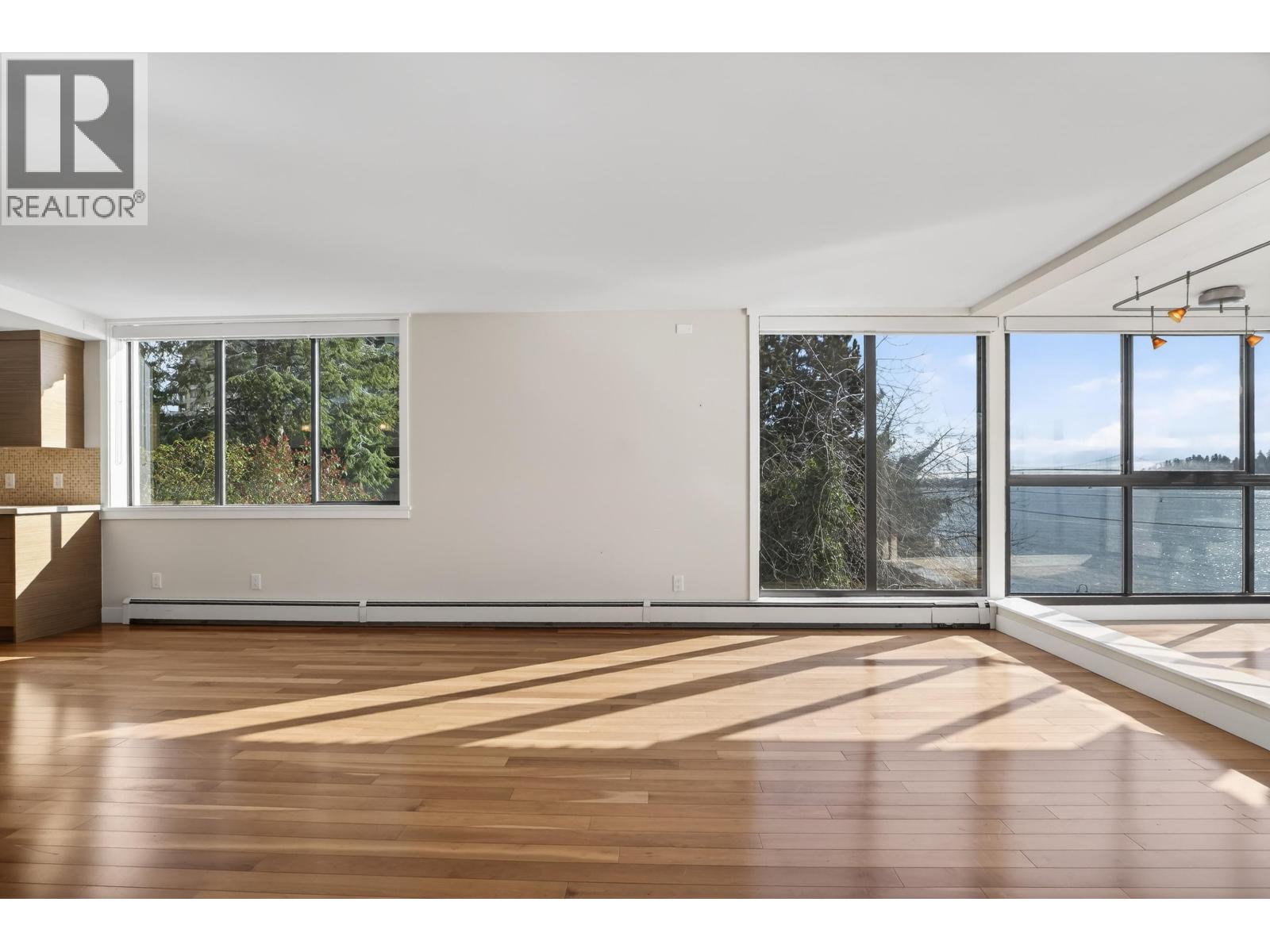 203 2090 Argyle Avenue, West Vancouver, British Columbia V7V 4R4 - Photo 6 - R3096212