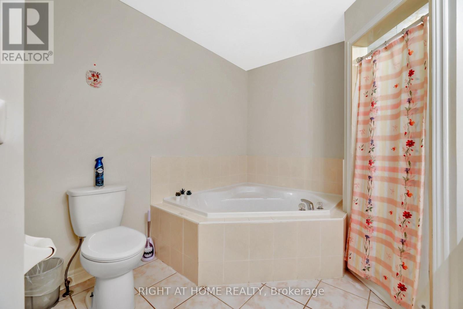 62 Martini Drive, Richmond Hill, Ontario  L4S 2T7 - Photo 18 - N12861004