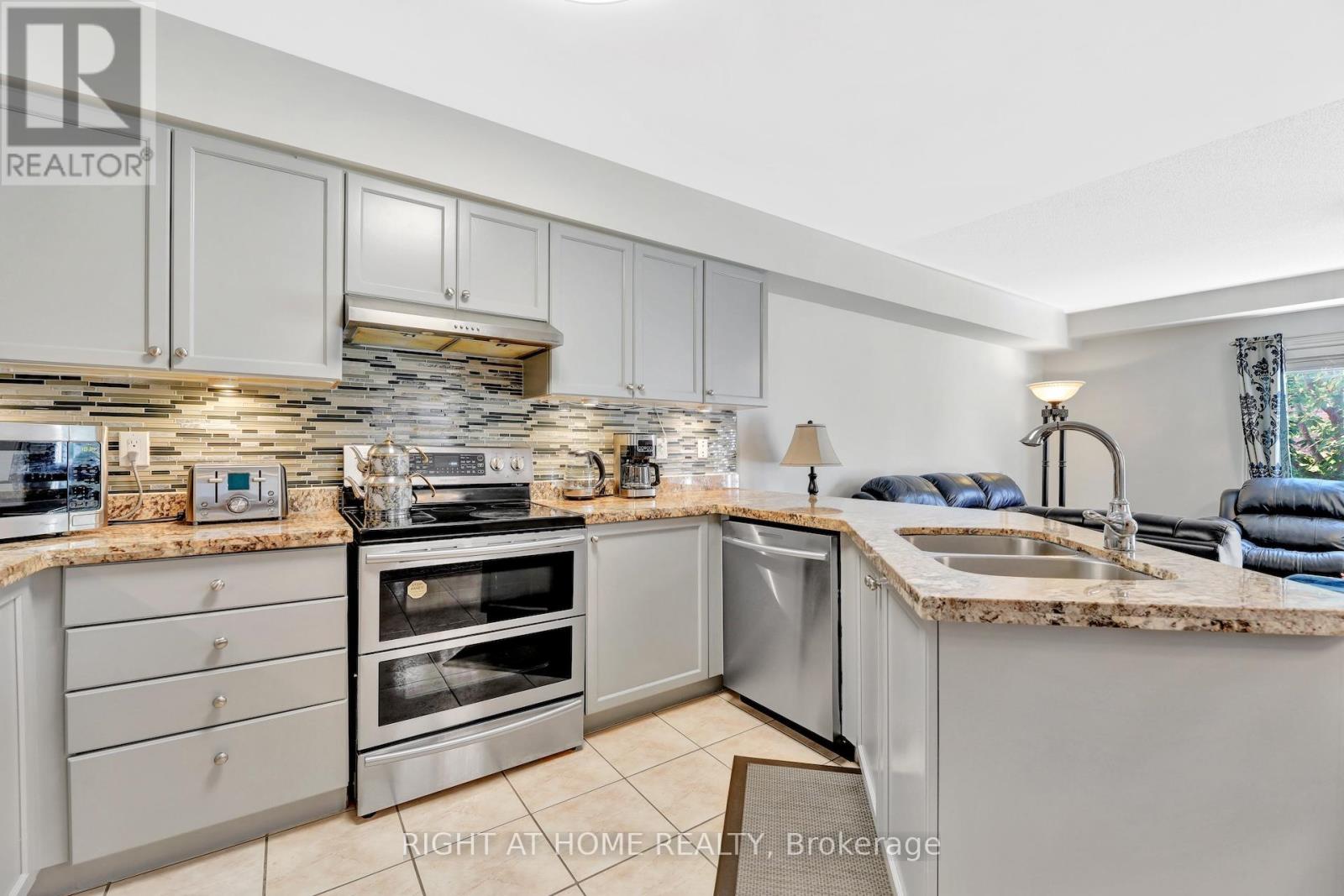 62 Martini Drive, Richmond Hill, Ontario  L4S 2T7 - Photo 9 - N12861004