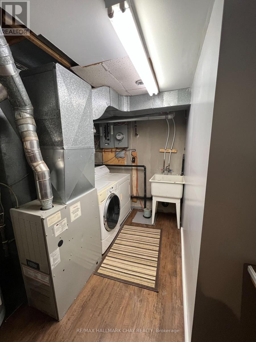 Upper - 26 Roslyn Road, Barrie (Wellington), Ontario  L4M 2X6 - Photo 10 - S12861198