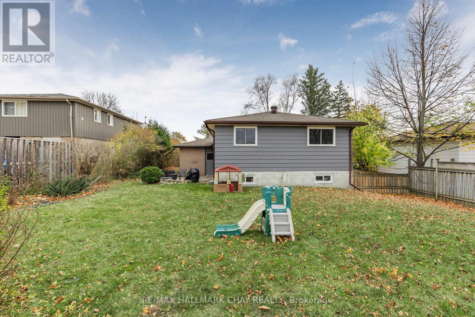 Upper - 26 Roslyn Road, Barrie (Wellington), Ontario  L4M 2X6 - Photo 14 - S12861198