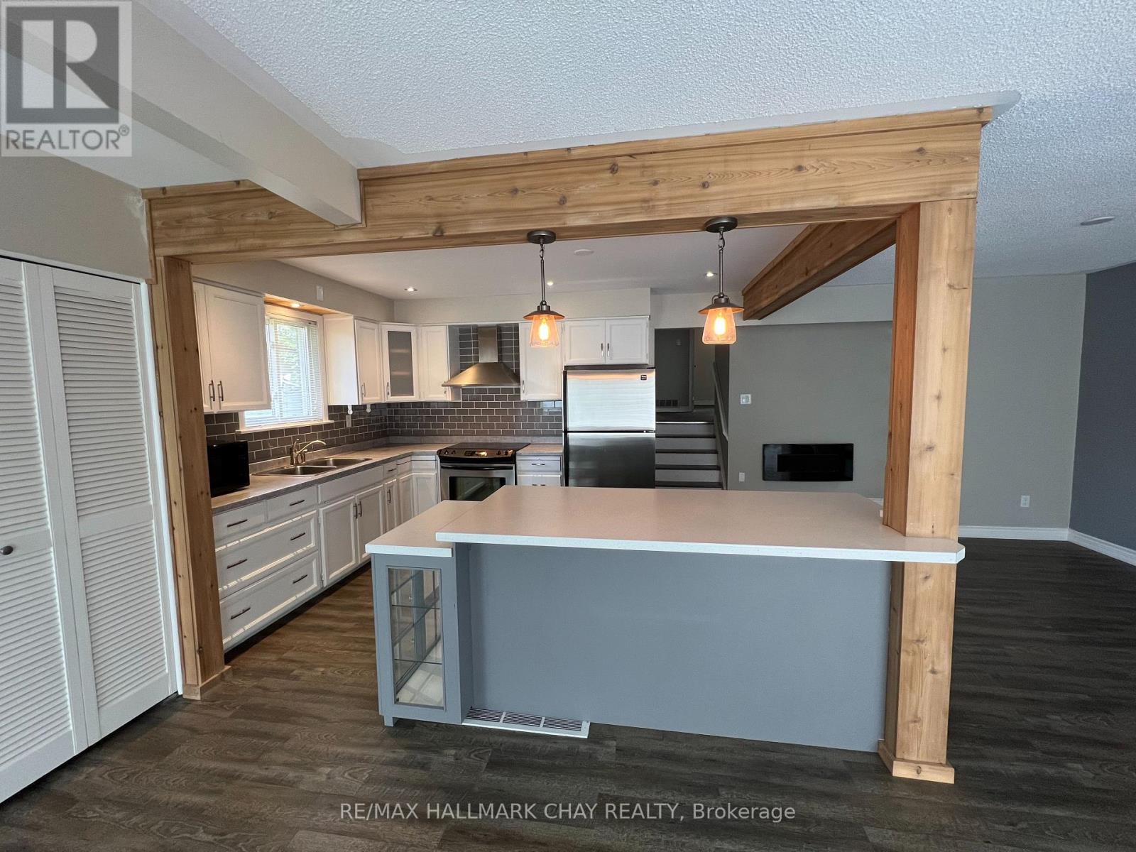 Upper - 26 Roslyn Road, Barrie (Wellington), Ontario  L4M 2X6 - Photo 4 - S12861198