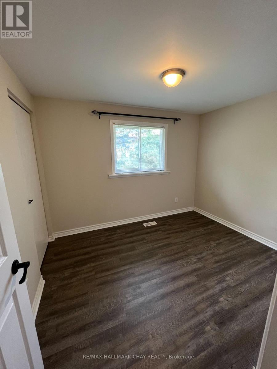 Upper - 26 Roslyn Road, Barrie (Wellington), Ontario  L4M 2X6 - Photo 6 - S12861198