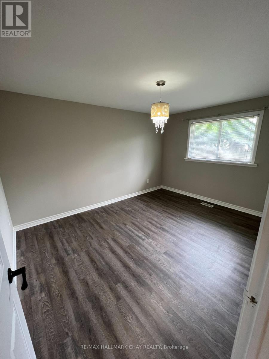 Upper - 26 Roslyn Road, Barrie (Wellington), Ontario  L4M 2X6 - Photo 7 - S12861198