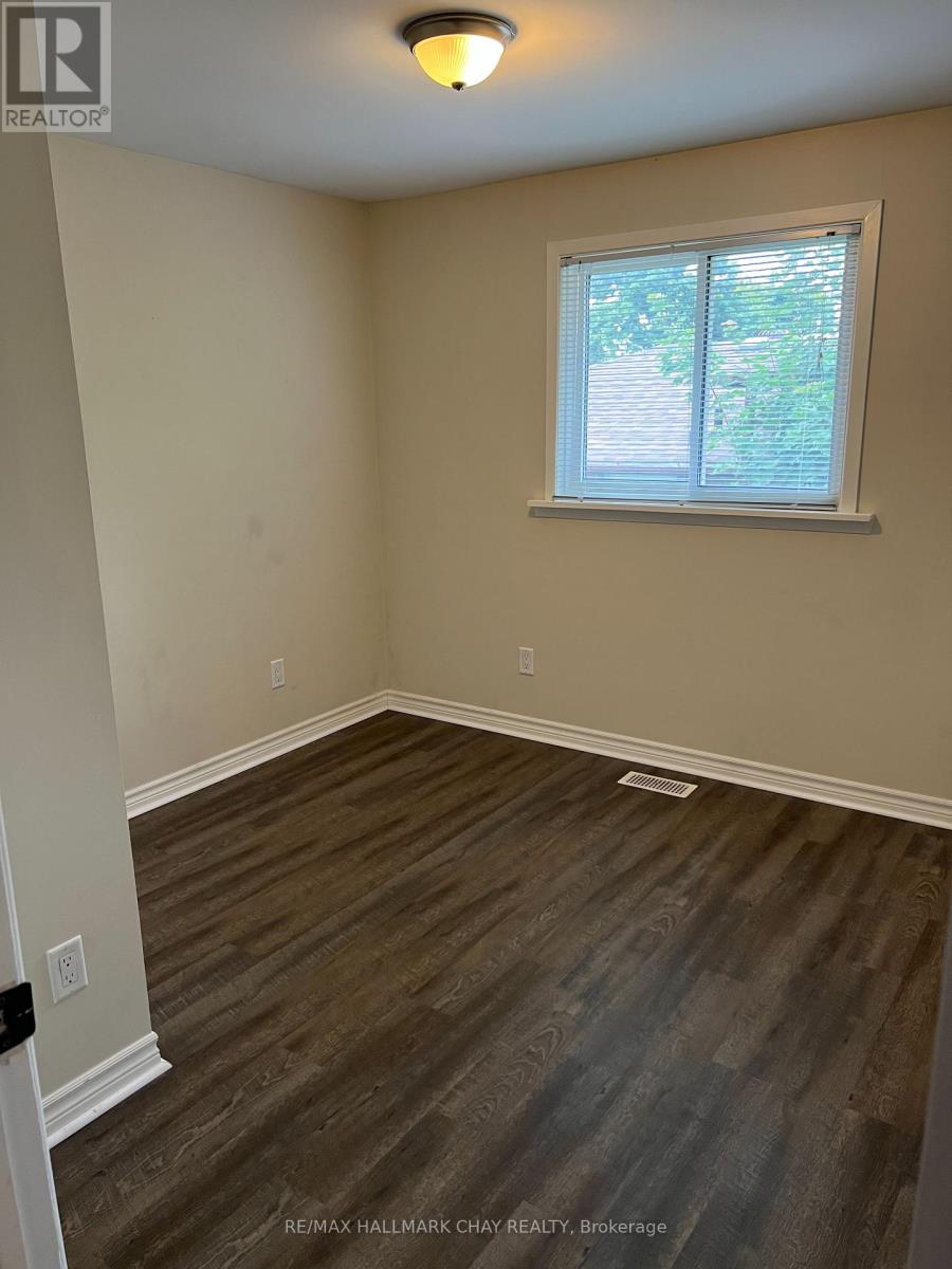 Upper - 26 Roslyn Road, Barrie (Wellington), Ontario  L4M 2X6 - Photo 8 - S12861198