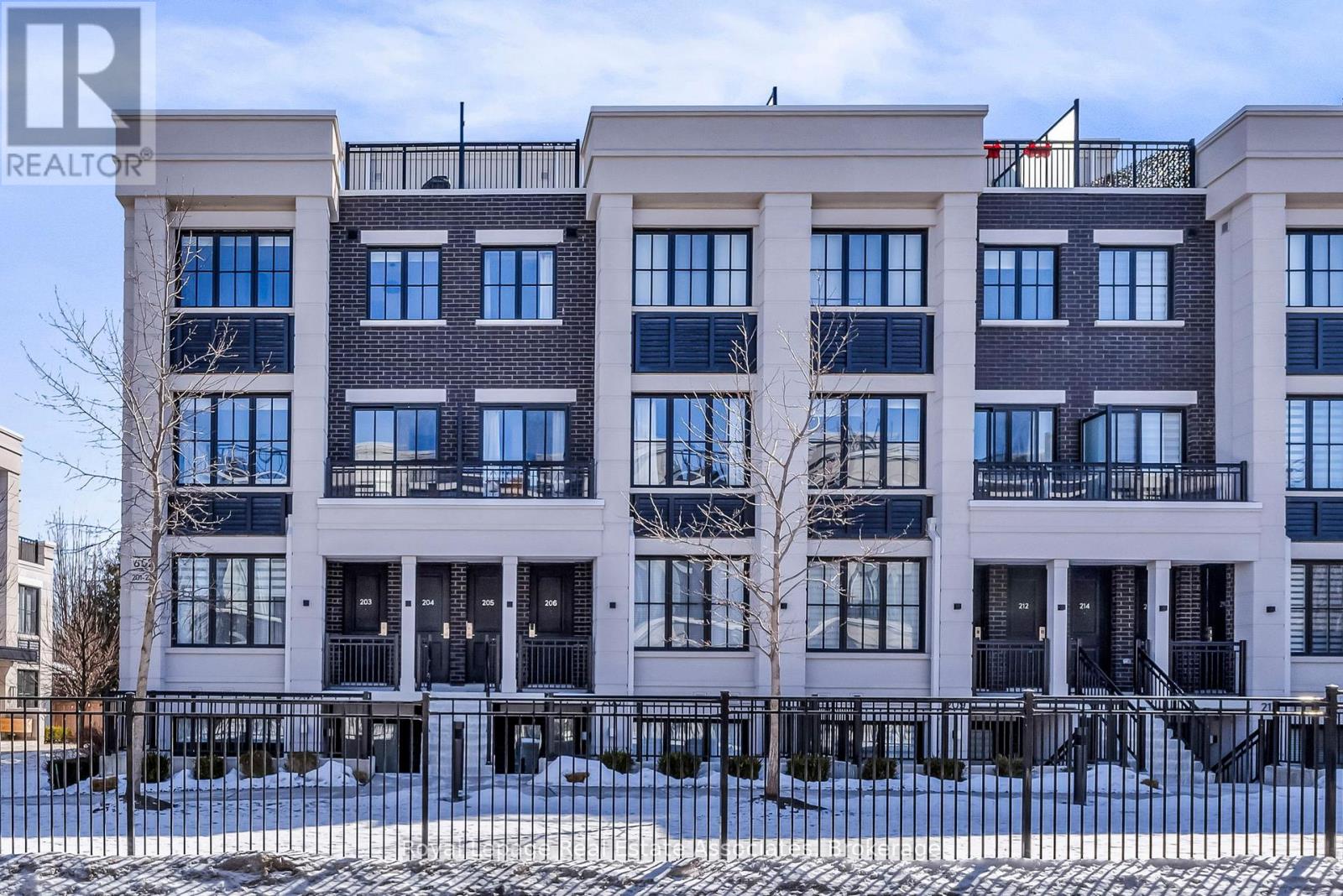 203 - 652 Cricklewood Drive, Mississauga, Ontario  L5E 0A5 - Photo 2 - W12861068