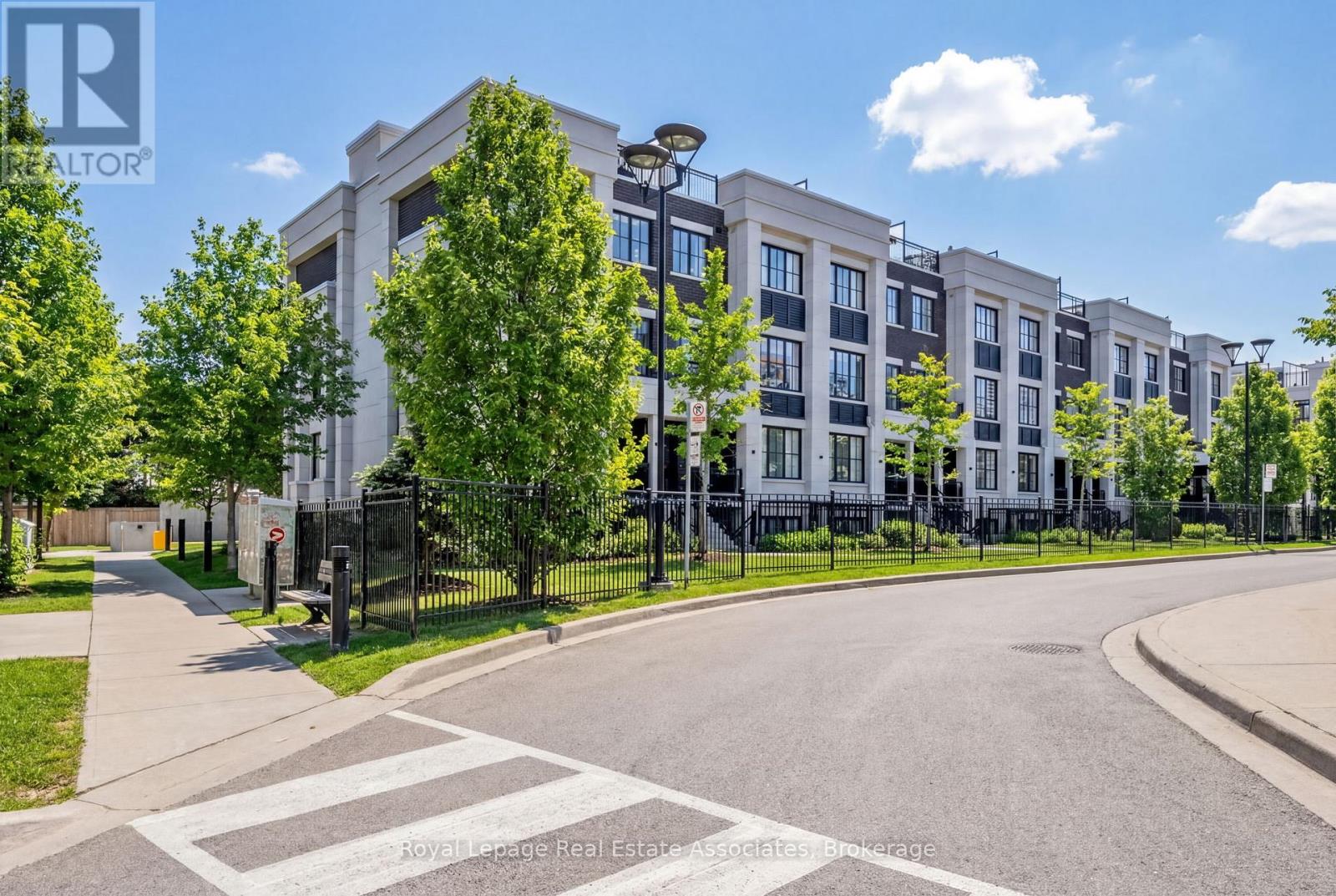 203 - 652 Cricklewood Drive, Mississauga, Ontario  L5E 0A5 - Photo 3 - W12861068