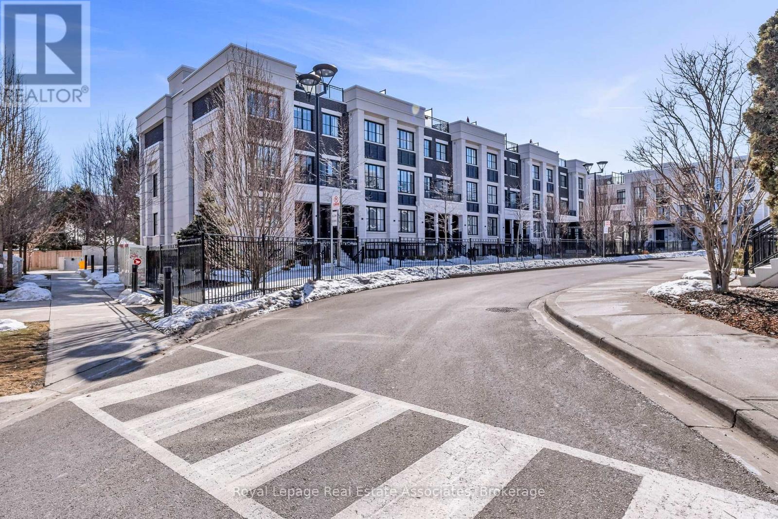 203 - 652 Cricklewood Drive, Mississauga, Ontario  L5E 0A5 - Photo 4 - W12861068