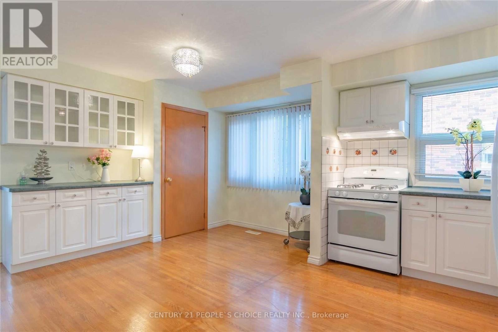 25 Darlington Drive, Hamilton, Ontario  L9C 2L8 - Photo 4 - X12861020