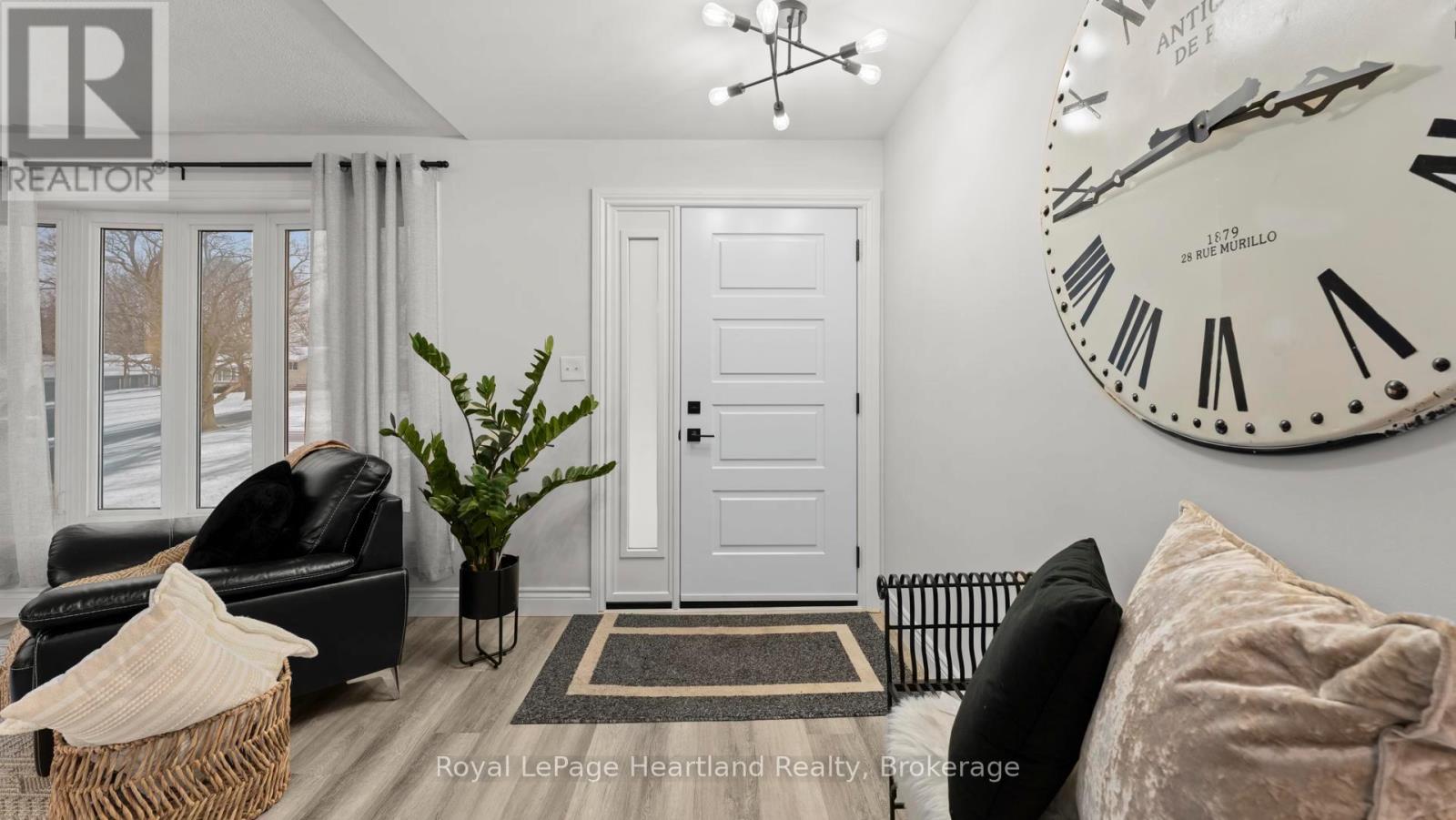 17 Suncoast Drive W, Goderich (Goderich (Town)), Ontario  N7A 4H1 - Photo 3 - X12700880