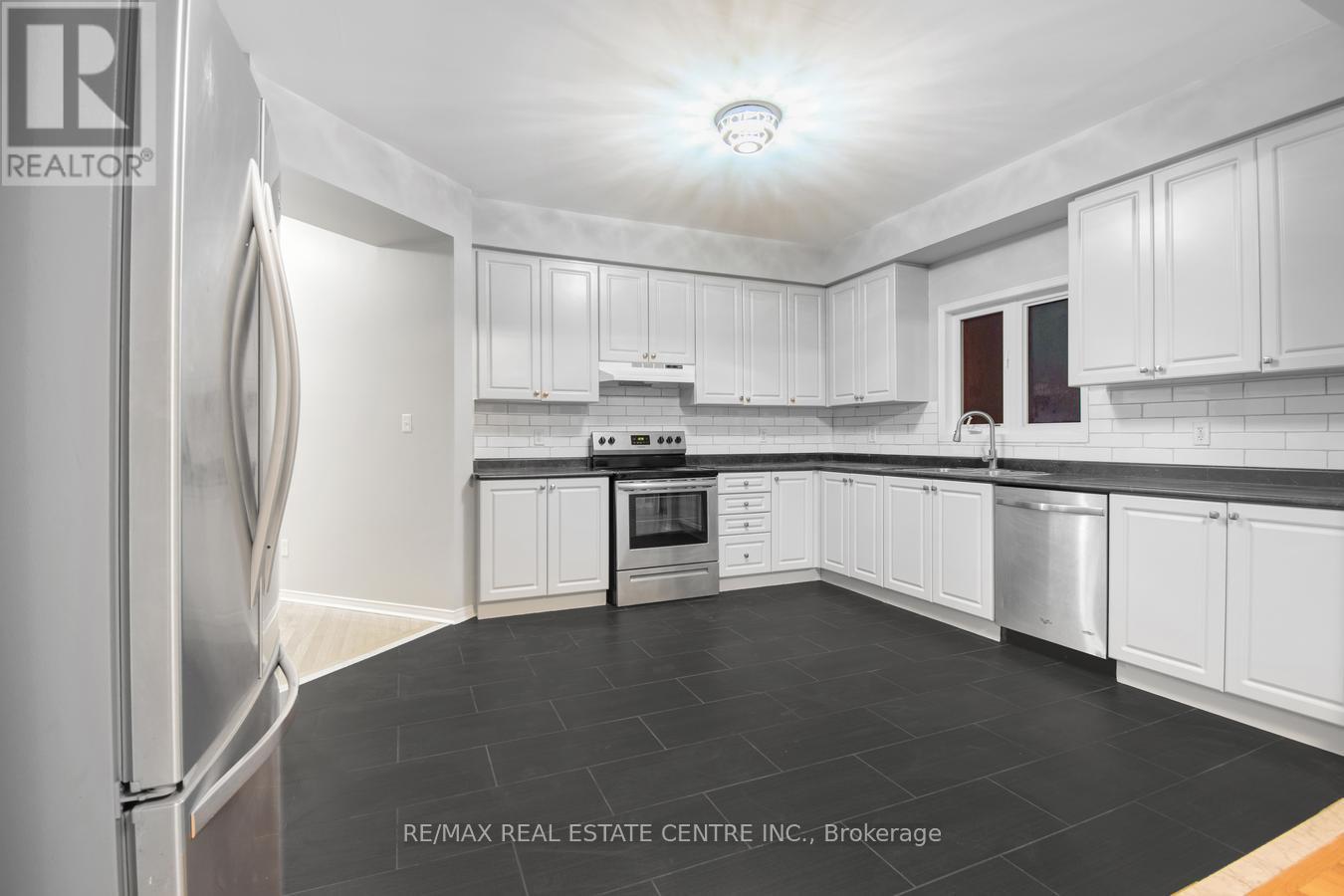 112 Commodore Drive, Brampton, Ontario L6X 0S6 - Photo 12 - W12791788