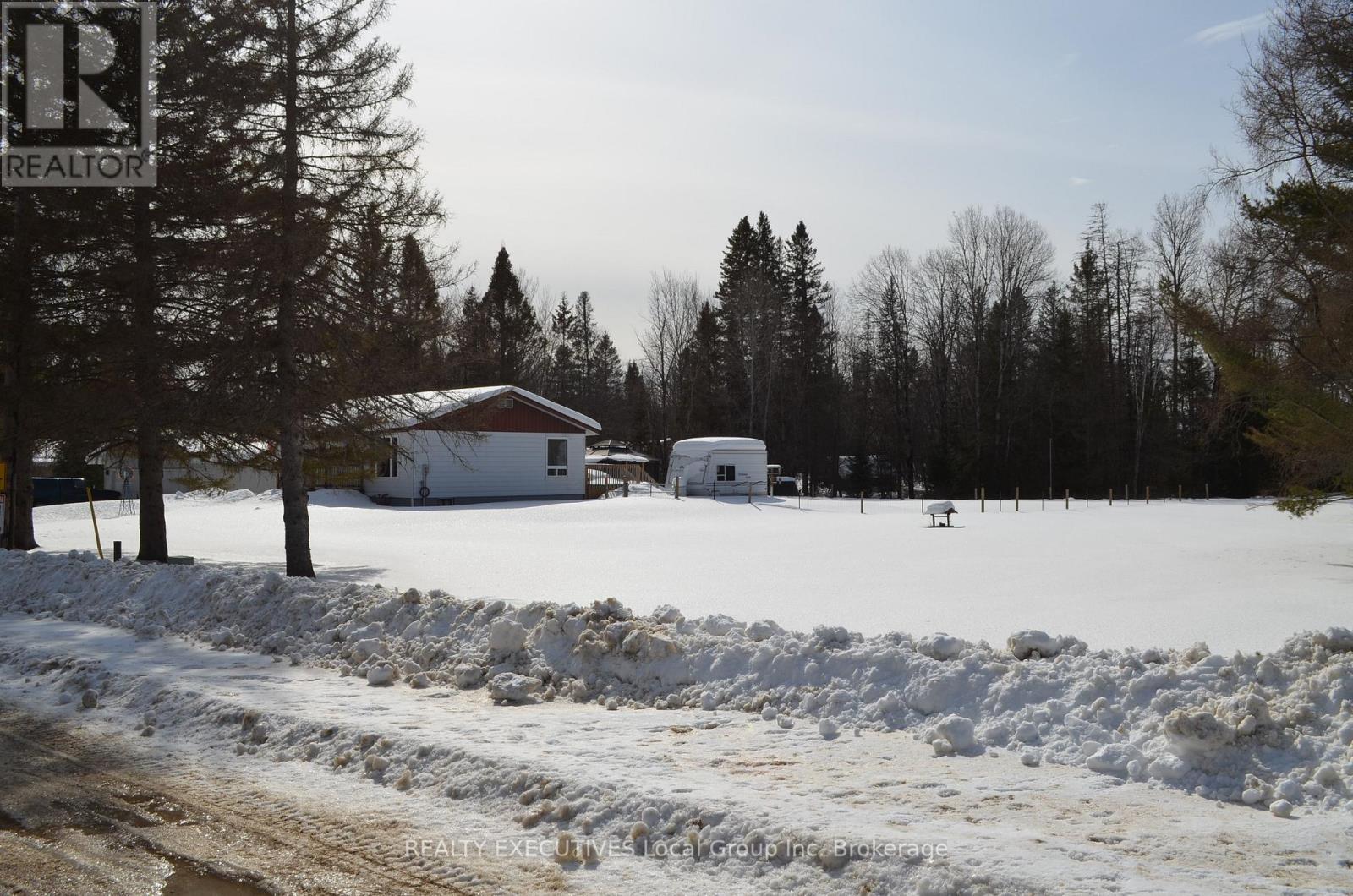 11 Chalet Road, Powassan, Ontario  P0H 2L0 - Photo 10 - X12861388