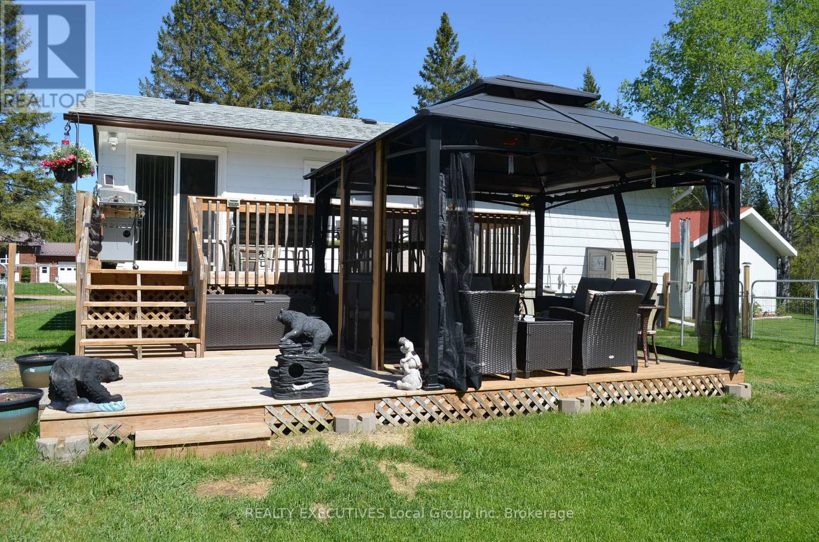 11 Chalet Road, Powassan, Ontario  P0H 2L0 - Photo 16 - X12861388