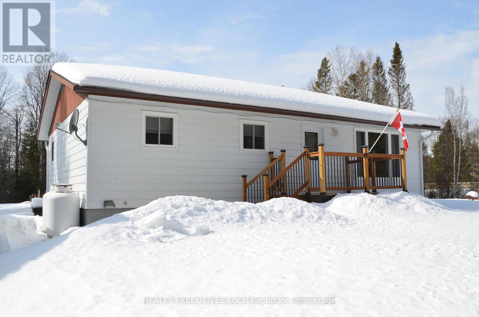 11 Chalet Road, Powassan, Ontario  P0H 2L0 - Photo 3 - X12861388