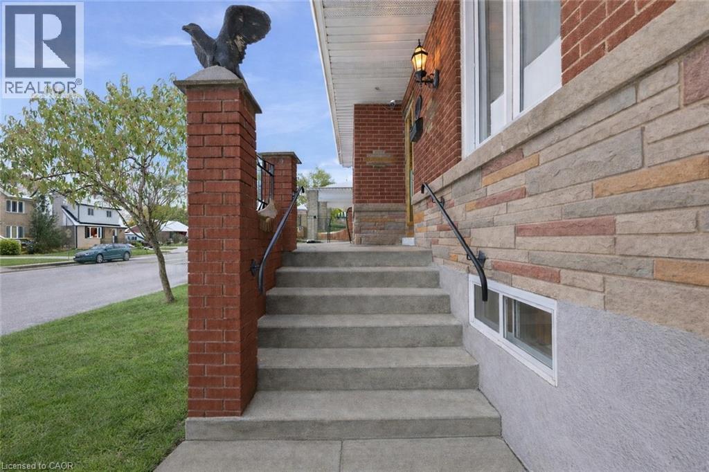 314 Hawkridge Avenue, Hamilton, Ontario  L9C 3L2 - Photo 2 - 40809494