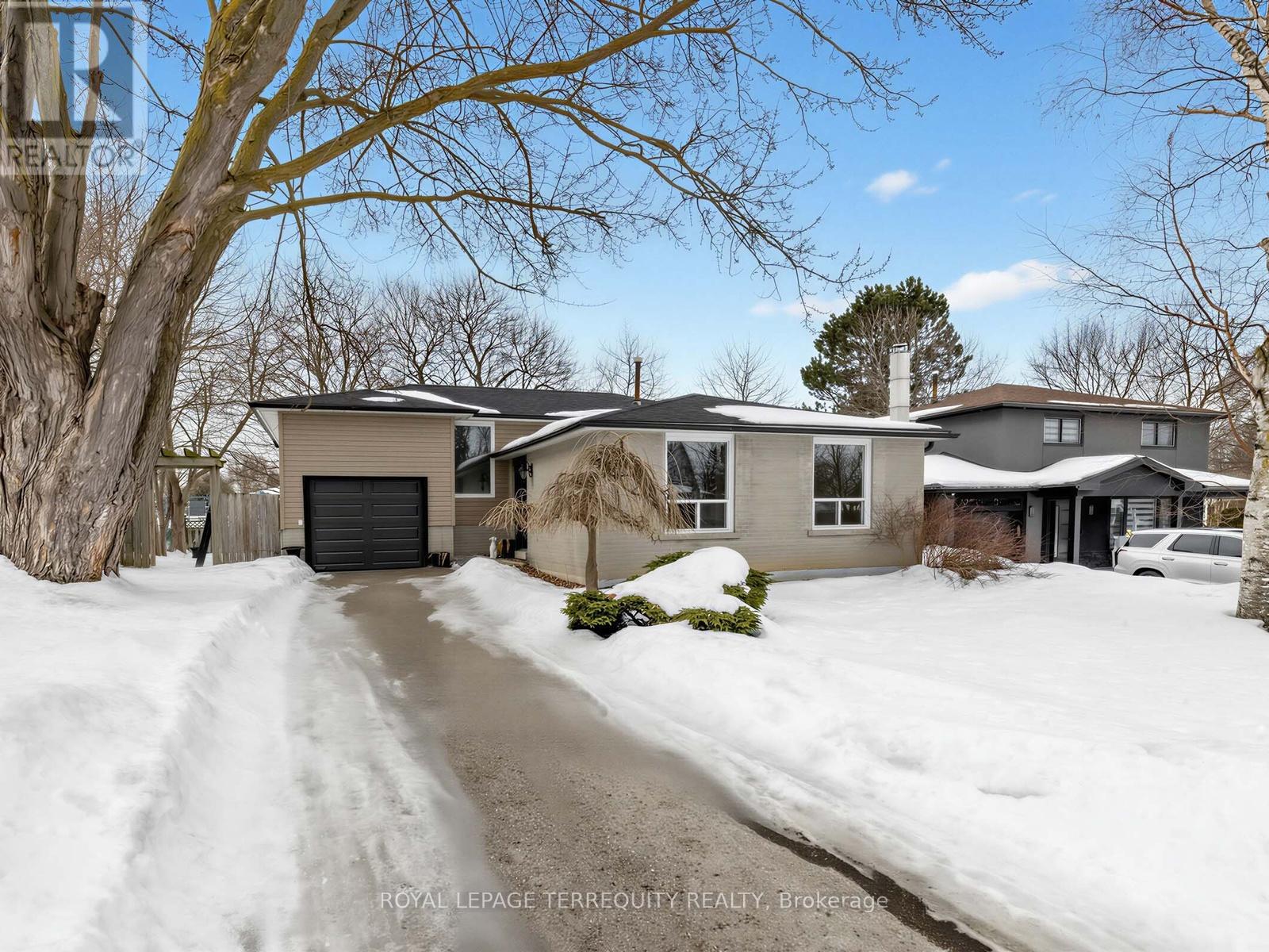 8 William Smart Road, New Tecumseth (Tottenham), Ontario  L0G 1W0 - Photo 2 - N12861314