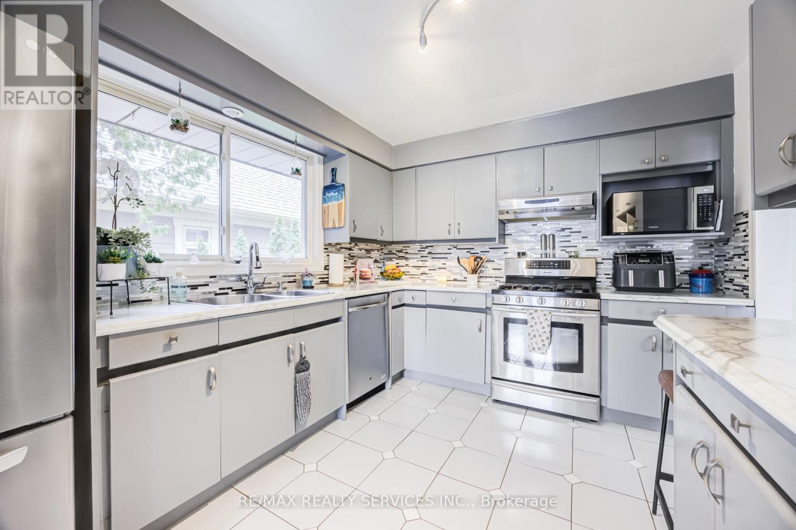 761 Sunset Road, Burlington, Ontario  L7T 3X3 - Photo 15 - W12861402