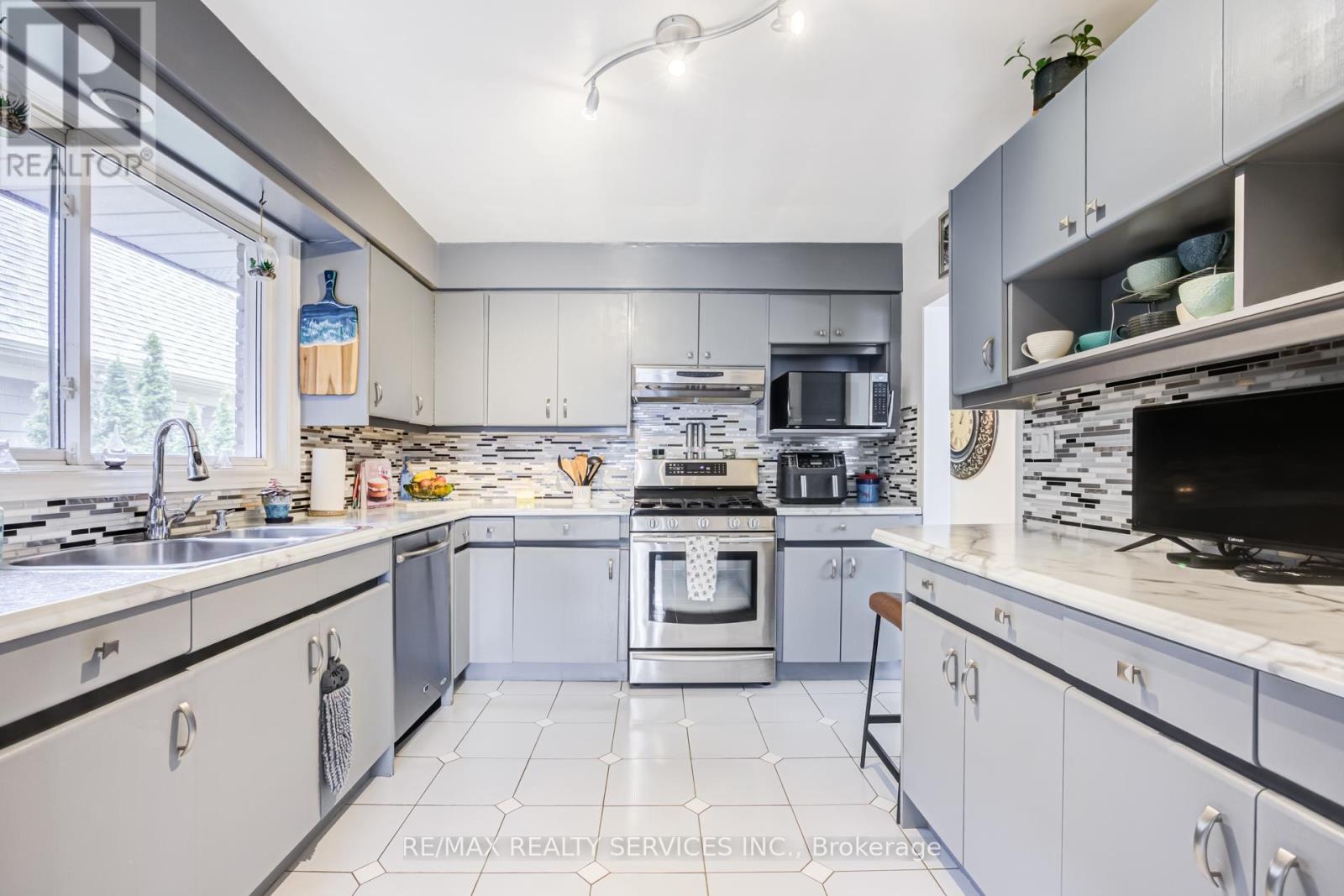 761 Sunset Road, Burlington, Ontario  L7T 3X3 - Photo 16 - W12861402