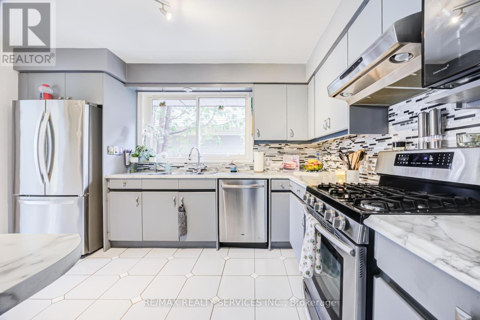 761 Sunset Road, Burlington, Ontario  L7T 3X3 - Photo 18 - W12861402