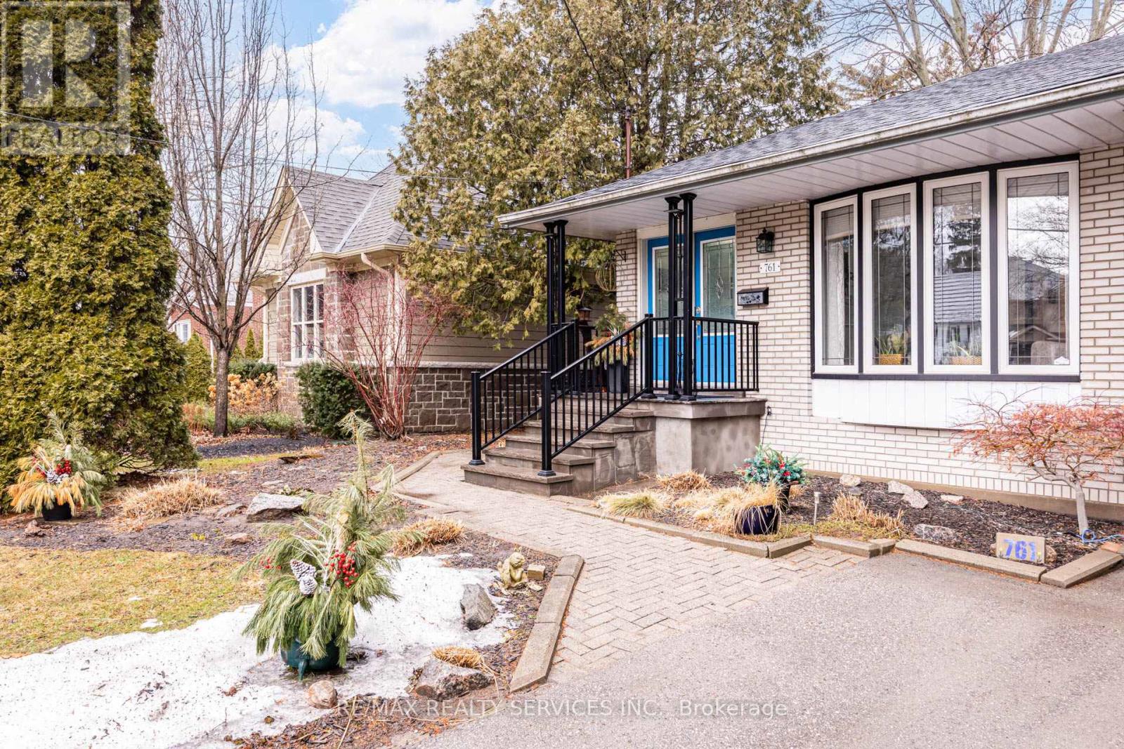 761 Sunset Road, Burlington, Ontario  L7T 3X3 - Photo 3 - W12861402