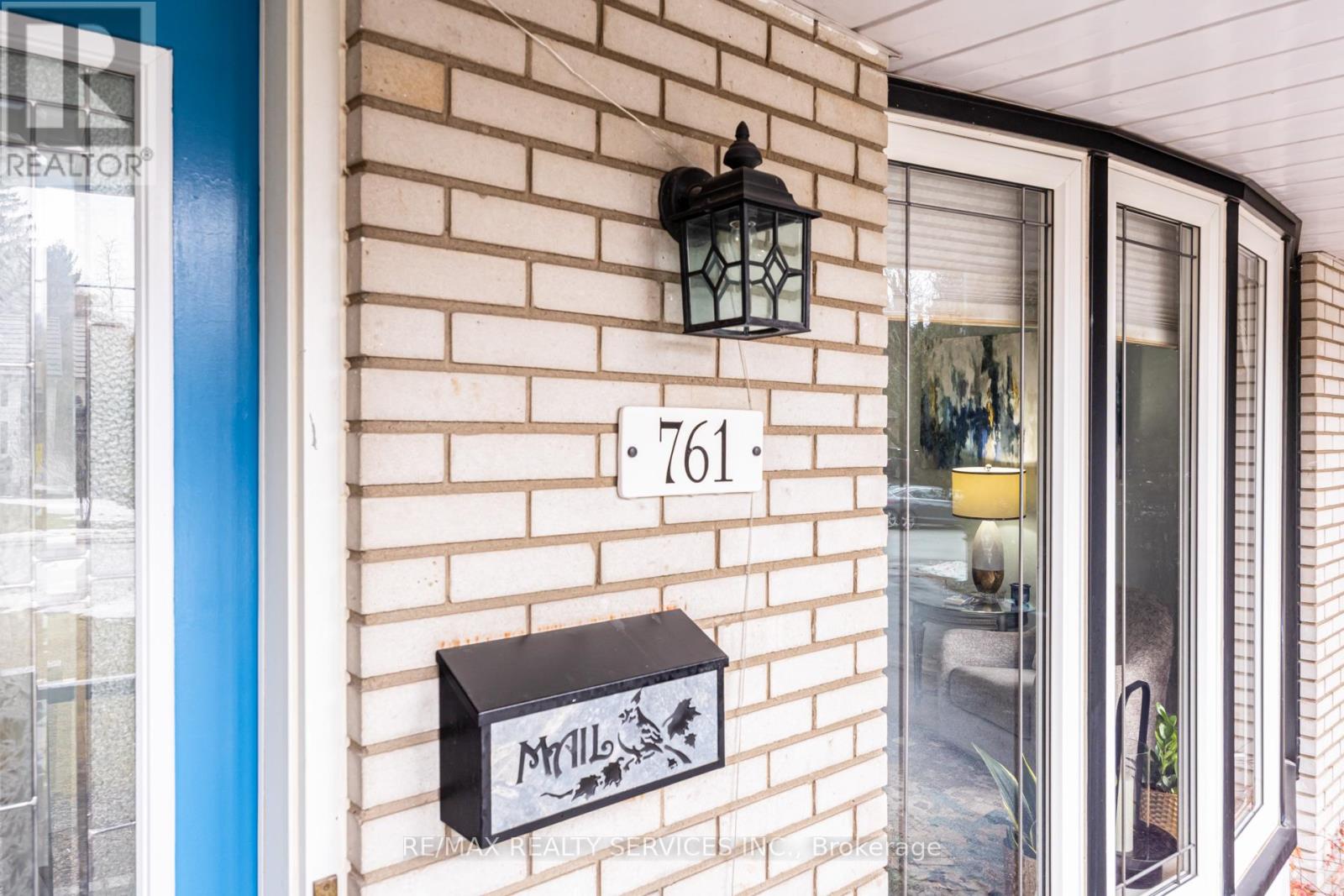 761 Sunset Road, Burlington, Ontario  L7T 3X3 - Photo 5 - W12861402