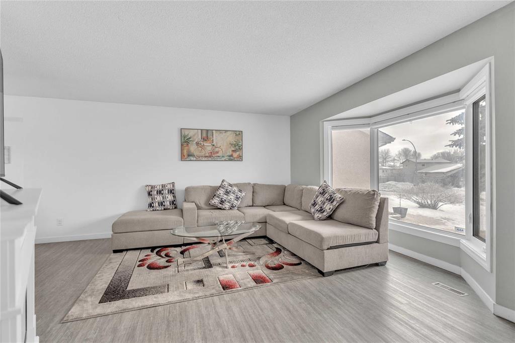 41 Marianne Road, Winnipeg, Manitoba  R2R 1W4 - Photo 4 - 202604134