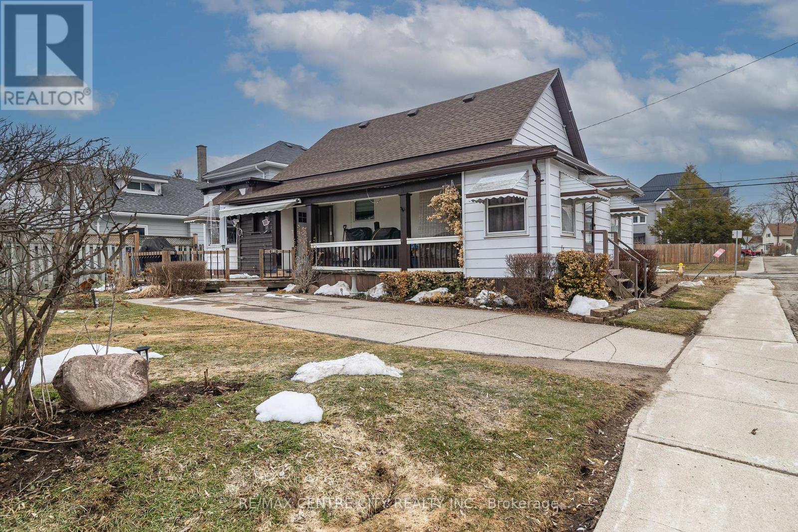 21 Owaissa Street, St. Thomas, Ontario  N5P 1T1 - Photo 2 - X12861752