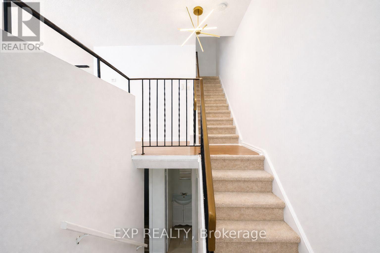 11c Sonnet Crescent, Ottawa, Ontario  K2H 8W8 - Photo 3 - X12861554