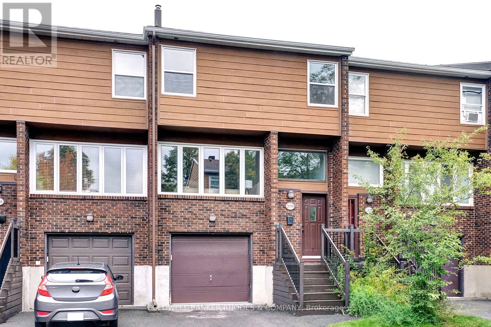2098 Eric Crescent, Ottawa, Ontario  K1B 4P4 - Photo 2 - X12861594
