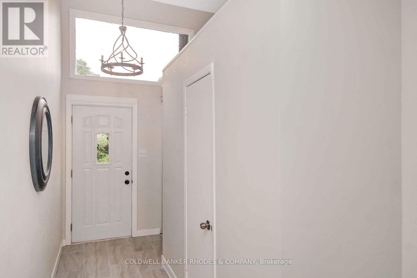 2098 Eric Crescent, Ottawa, Ontario  K1B 4P4 - Photo 3 - X12861594